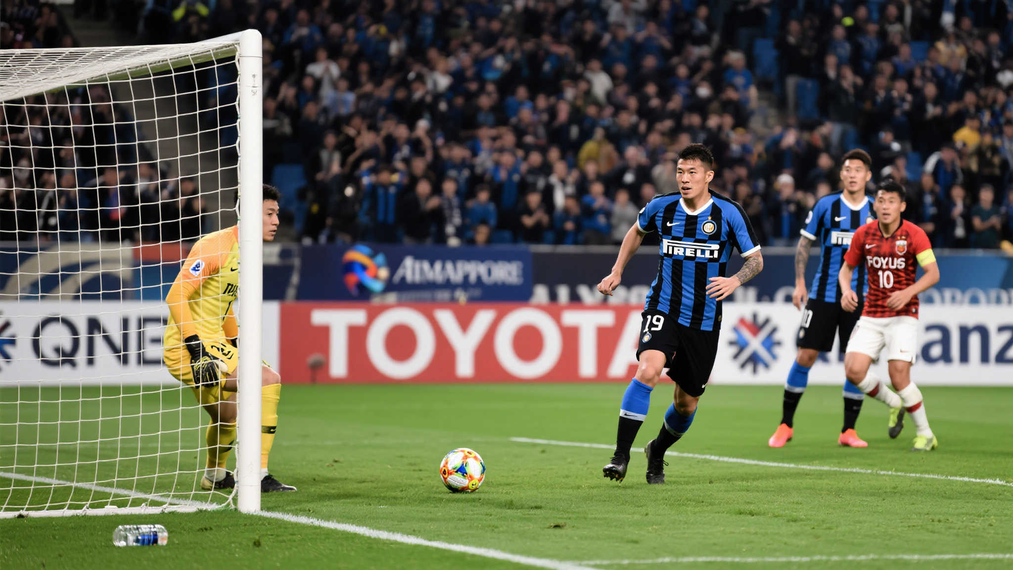 国际米兰2-1逆转浦和红钻!险胜亚洲劲旅避免尴尬局面 上半场比赛,浦和率先利用精准进攻拉开比分,让现场观